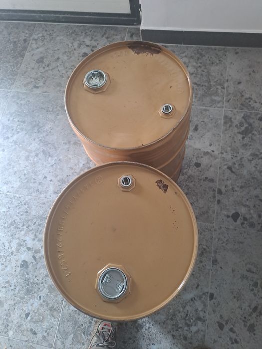 Vand 2 butoiase 60 de litri