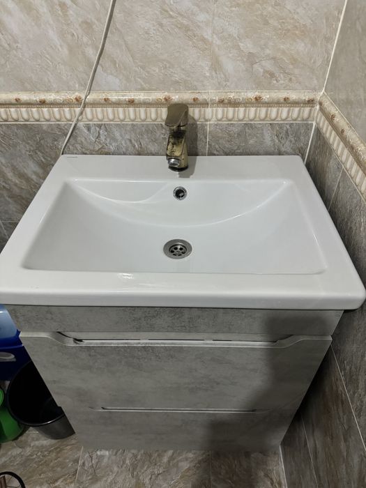 Продам раковину с тумбой