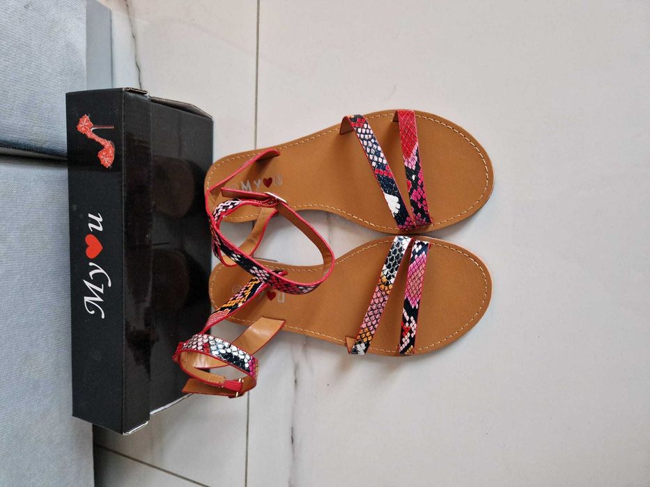 Sandale Piele ecologica, Noi