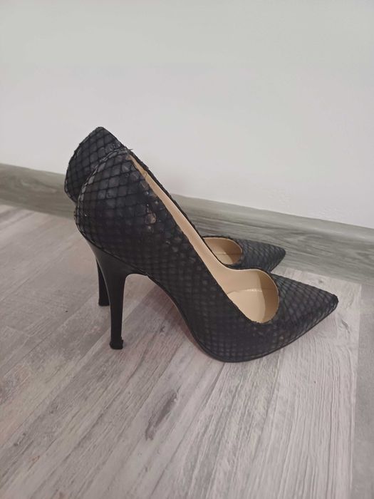 Дамски обувки на висок ток