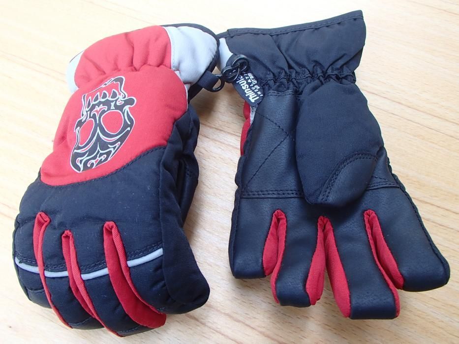 Продавам детски топли водоустойчиви ръкавици с пръсти и гумирани откъм