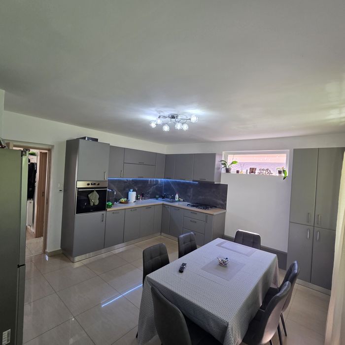 Casă P+M de vânzare – construcție  AMVIC, complet utilată, teren 590 mp