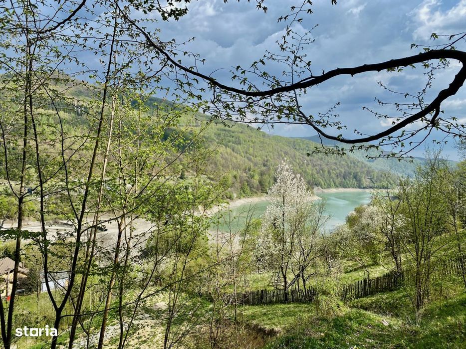 Teren vedere panoramica lacul Paltinu si dealuri in Valea Doftanei