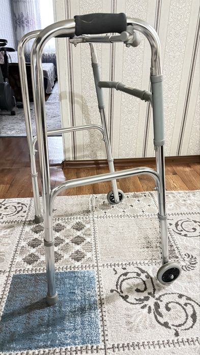 Ходунок на колесиках
