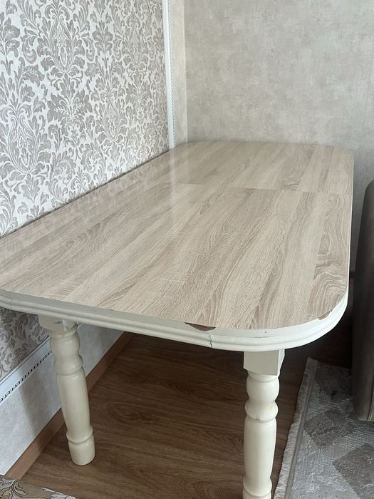 Продаю стол и 8 стульев