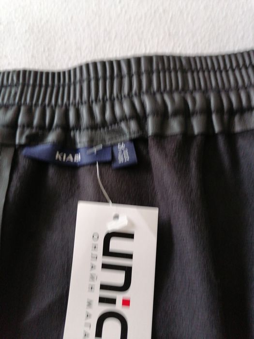 Дамска кожена пола за смели и богати на размер дами.