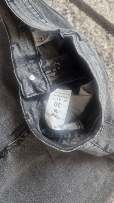 Blugi noi cu etichetă marimea 34