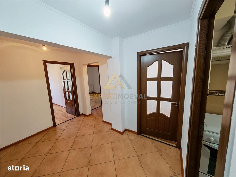 Apartament 3 camere decomandat 70 mp utili si garaj mare sub bloc