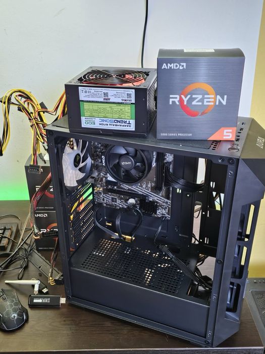 Продавам комплект монитор компютър мишка клавиатура  във гаранция