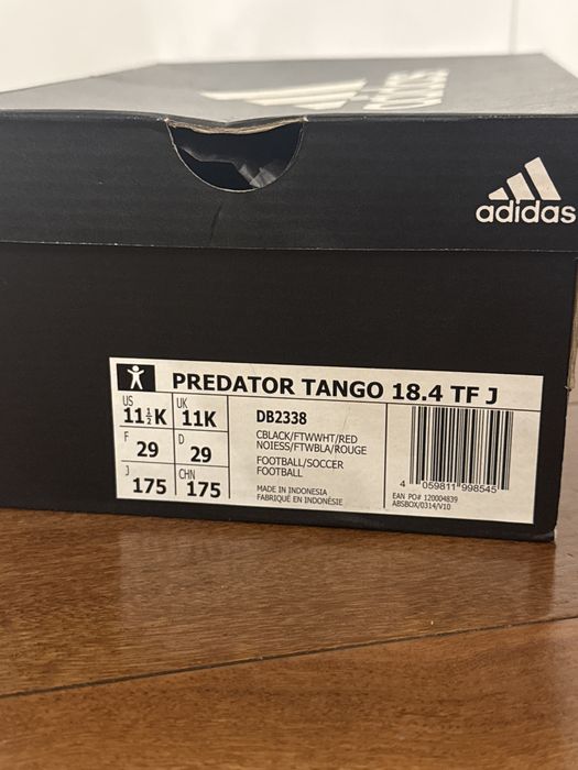 Футболни обувки на адидас Predator