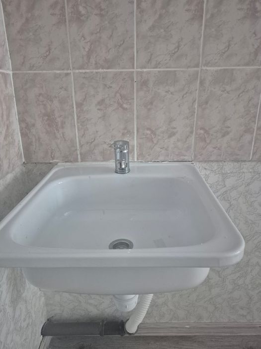 Новые раковины со смесителем и ванную