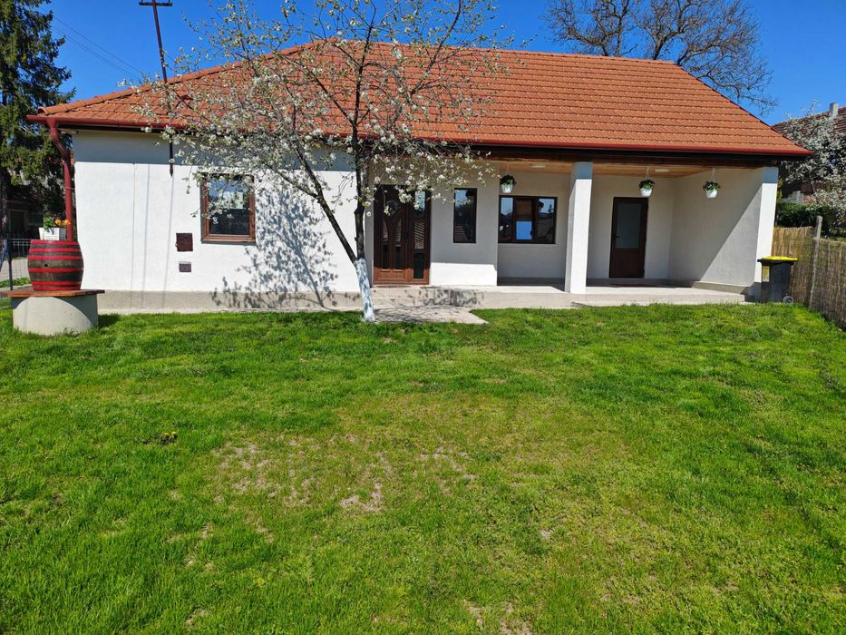 Casă de vânzare, recent renovată, Carastelec