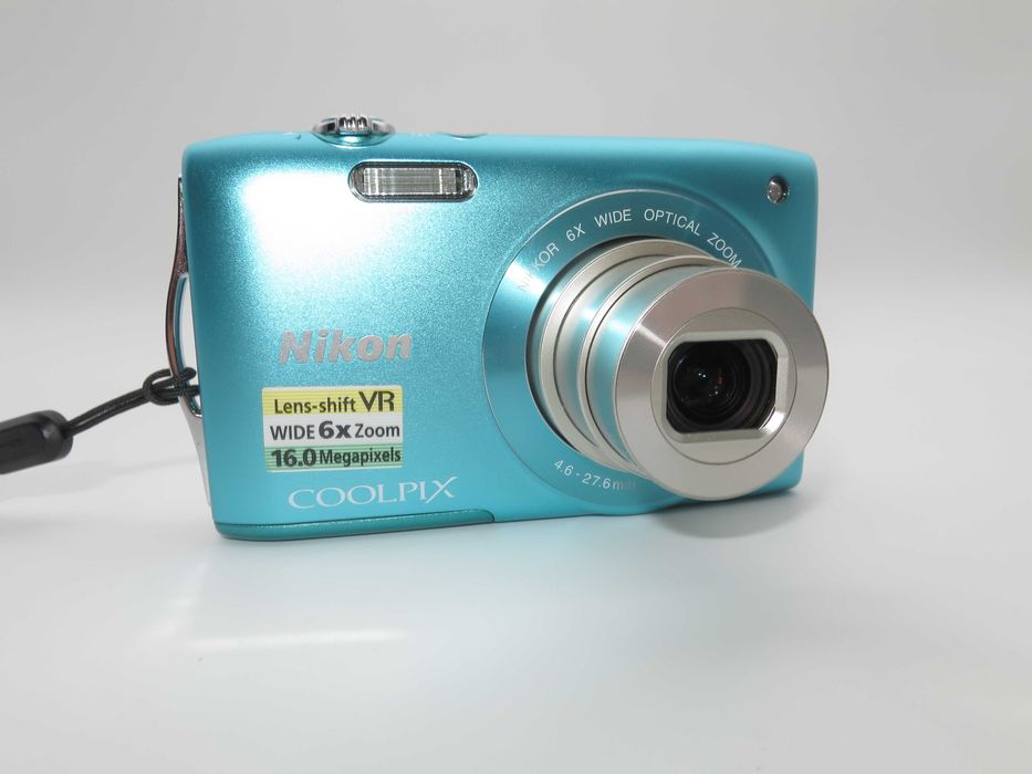 Nikon Coolpix S3300 ултра компактен цифров фотоапарат, дигитална камера в страхотен син цвят, като НОВА, пълен комплект, работи перфектно!