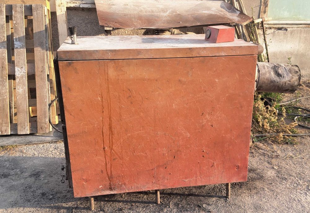 Котел на твърдо гориво .