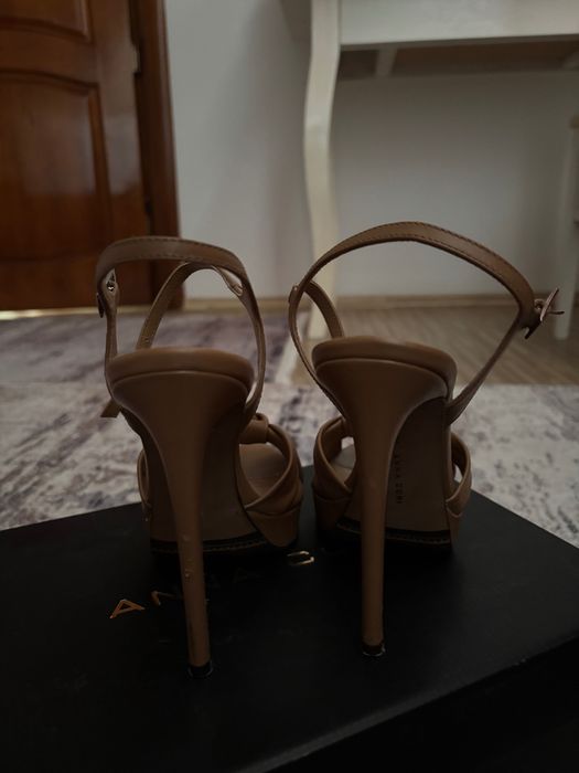 Sandale cu toc înalt