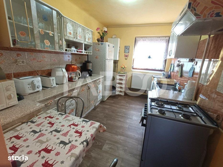 Casa cu 4 camere si curte 400 mp cu acces auto de vanzare in Selimbar