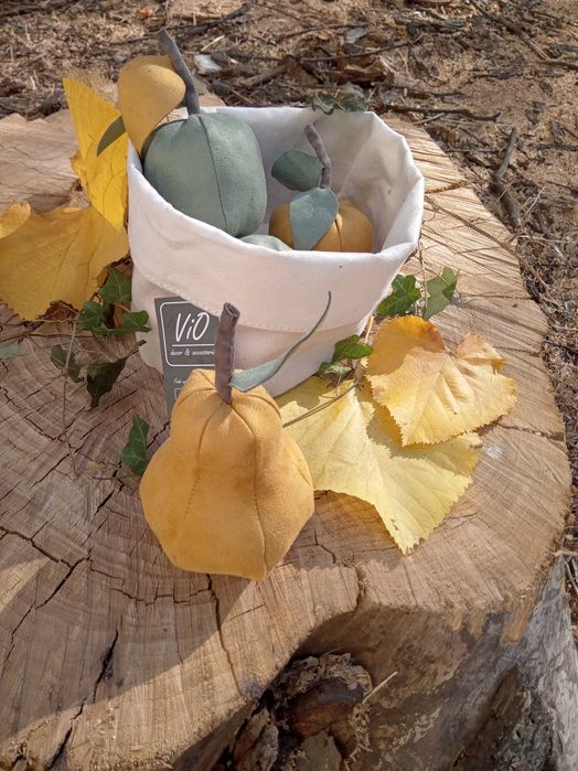 Панер с текстилни плодчета за декорация