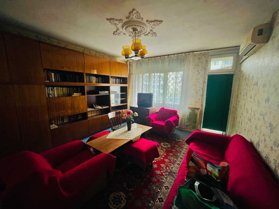 Продава апартамент с две спални и гараж в района на Абаята