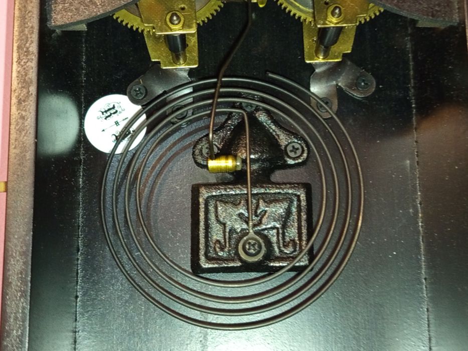 Ceas de perete vechi cu pendul,cutie din lemn masiv