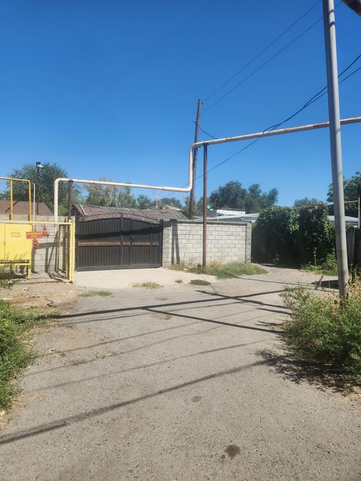 Участок с постройками