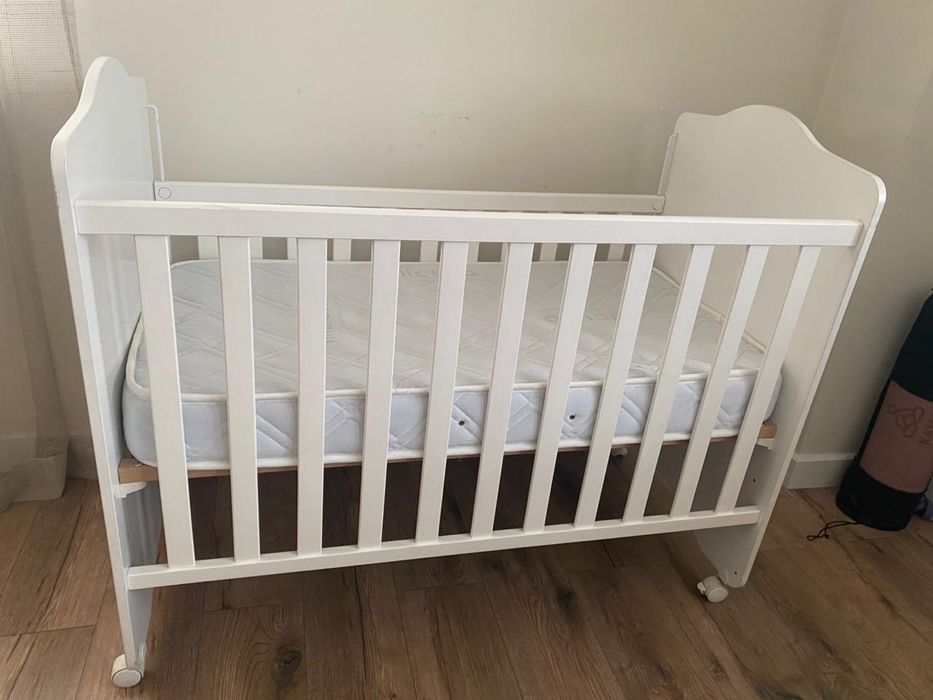 Детская кроватка и комод