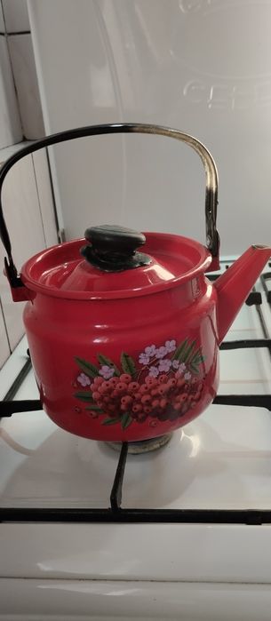 Чайники эмалированные -  2 х литровые.