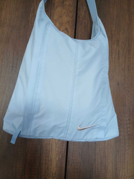 Винтидж чанта за рамо Nike (тип банан / хобо) – Светлосиня Y2K