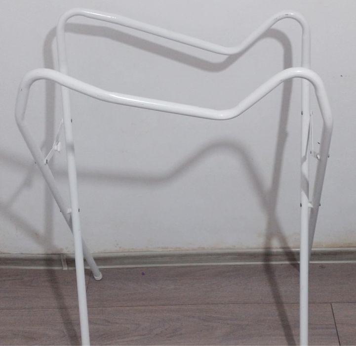 Vand cadita  bebe albastra cu suport  metalic