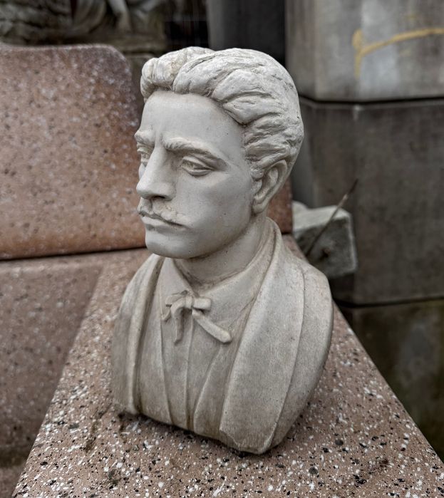 Статуя на В.Левски (Бюст) от Бетон