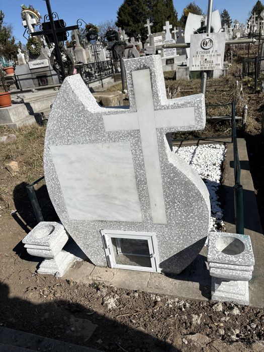 Loc de veci / Cimitir Eternitatea (aleea principală).