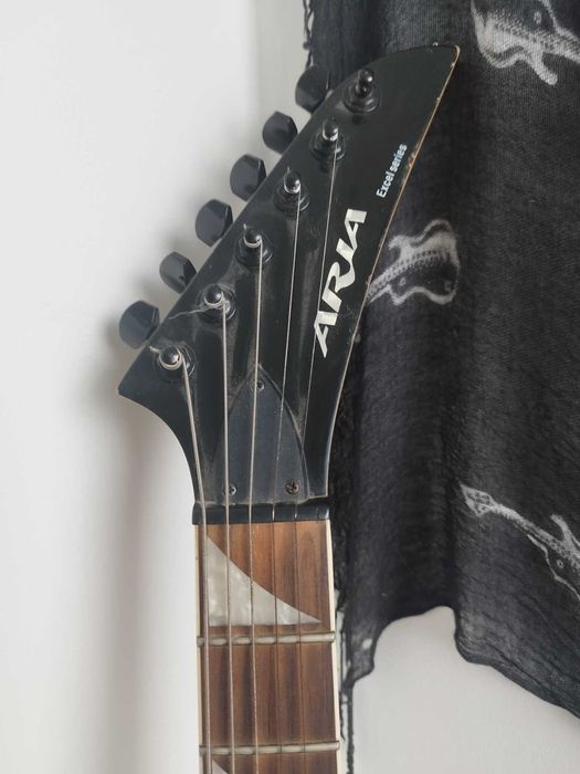 Продавам две китари,електрическата е за ремонт.Цената е по договаряне.