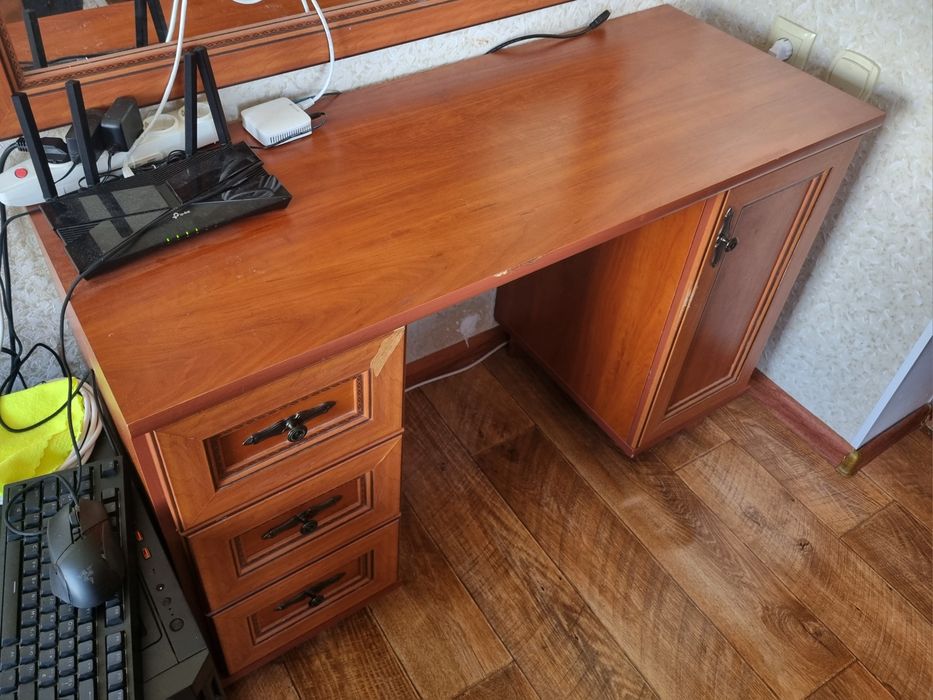 Стол со шкафчиками