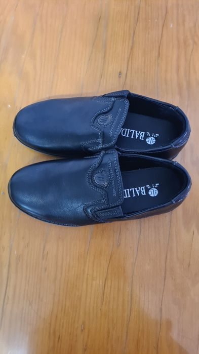 Продам туфли классические для мальчика.