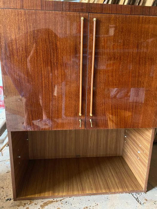 мебель сервант, шкаф, на фото