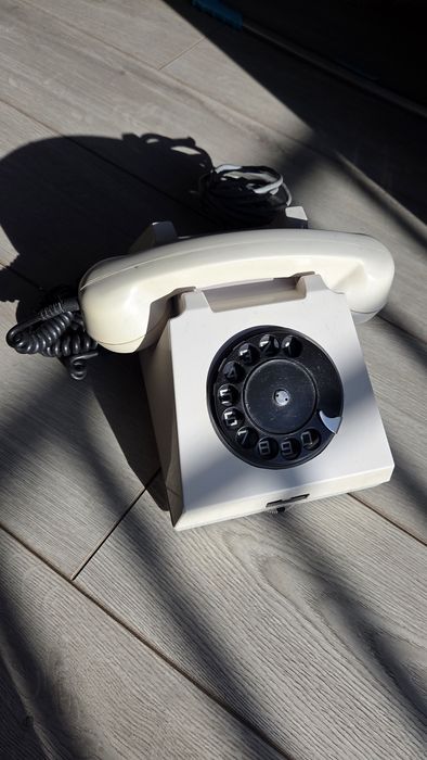 Telefon fix vintage din epoca comunistă