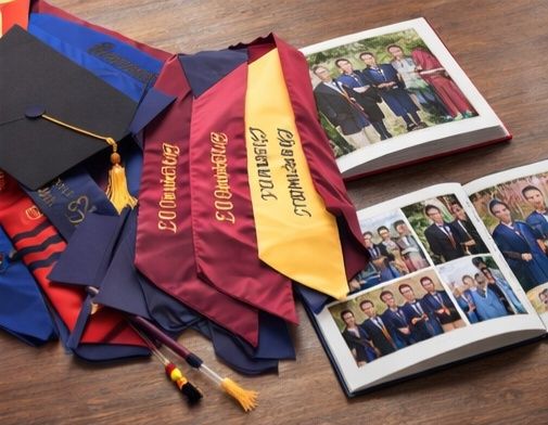 Robe absolvire, toci și eșarfe personalizate – de la 35 lei