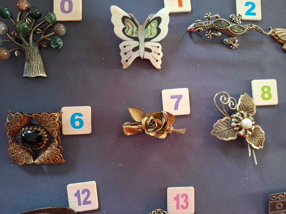 Колекция старинни брошки