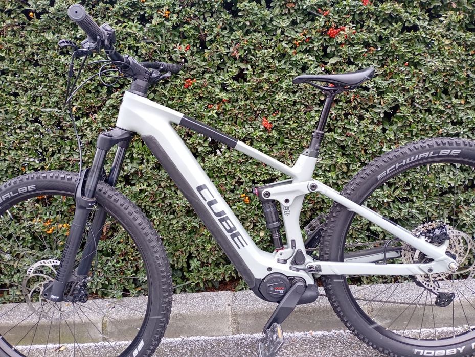 Bicicleta electrica Cube carbon 750