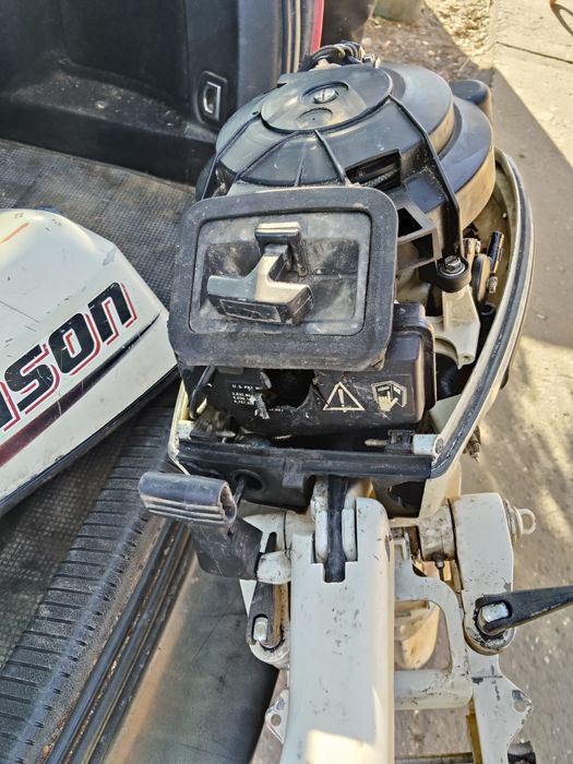 Vând sau schinb 2 motoare.Honda 9.9 și Jhonson 15 cp