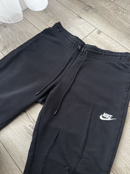 Анцузи Nike.       .