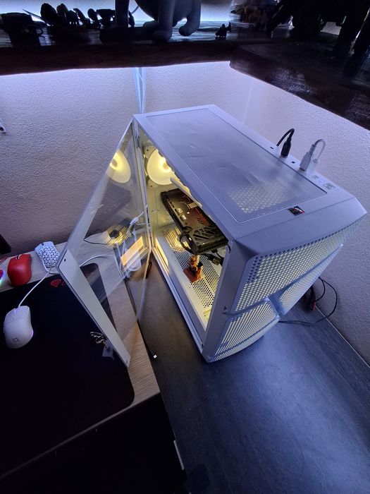 Carcasa PC Gaming cu 4 RGB ventilatoare