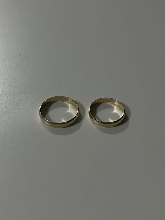 два золотых кольца (обручальные)