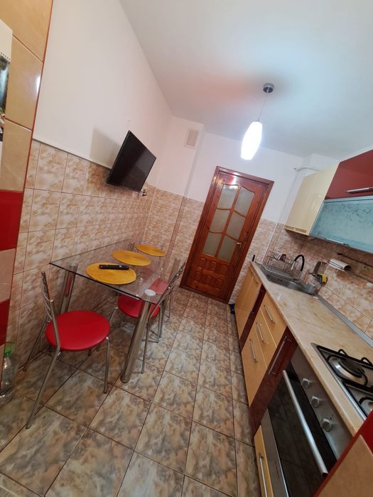 Inchiriez apartament 2 camere etaj 4/4 Micro 16