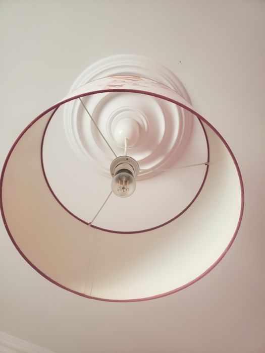 Lustra pe fir camera fetite