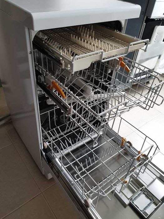 Miele Съдомиялна - 9 Комплекта - Свободностояща - 45см - Тясна