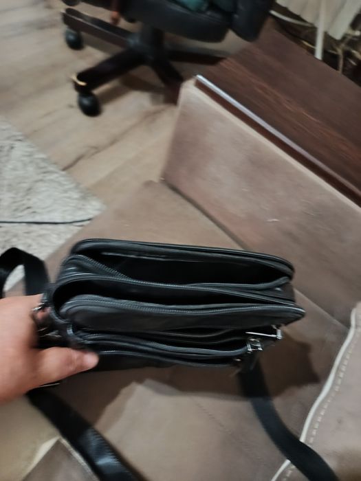 Продавам черна чанта от естествена кожа