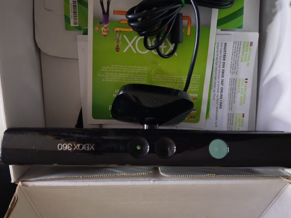 Xbox 360 la cutie 2 manete +kinect Microsoft