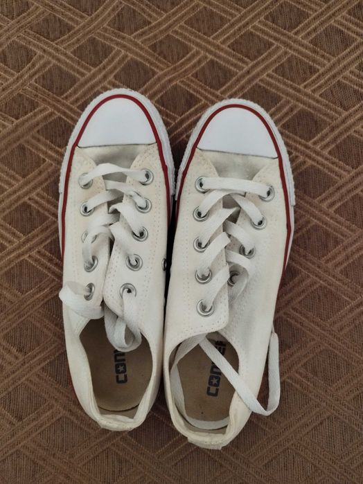 Продавам дамски кецове Converse