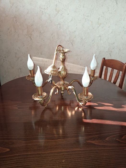 Бароков масивен месингов полилей за ценители.