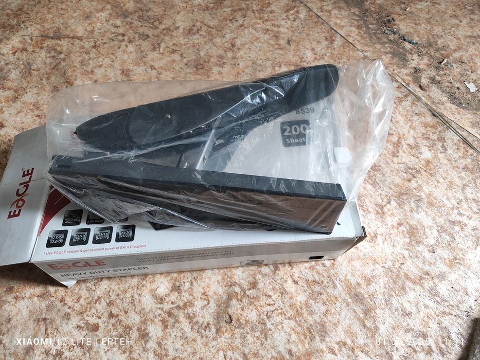 Продам. Степлер большой сверх мощный.